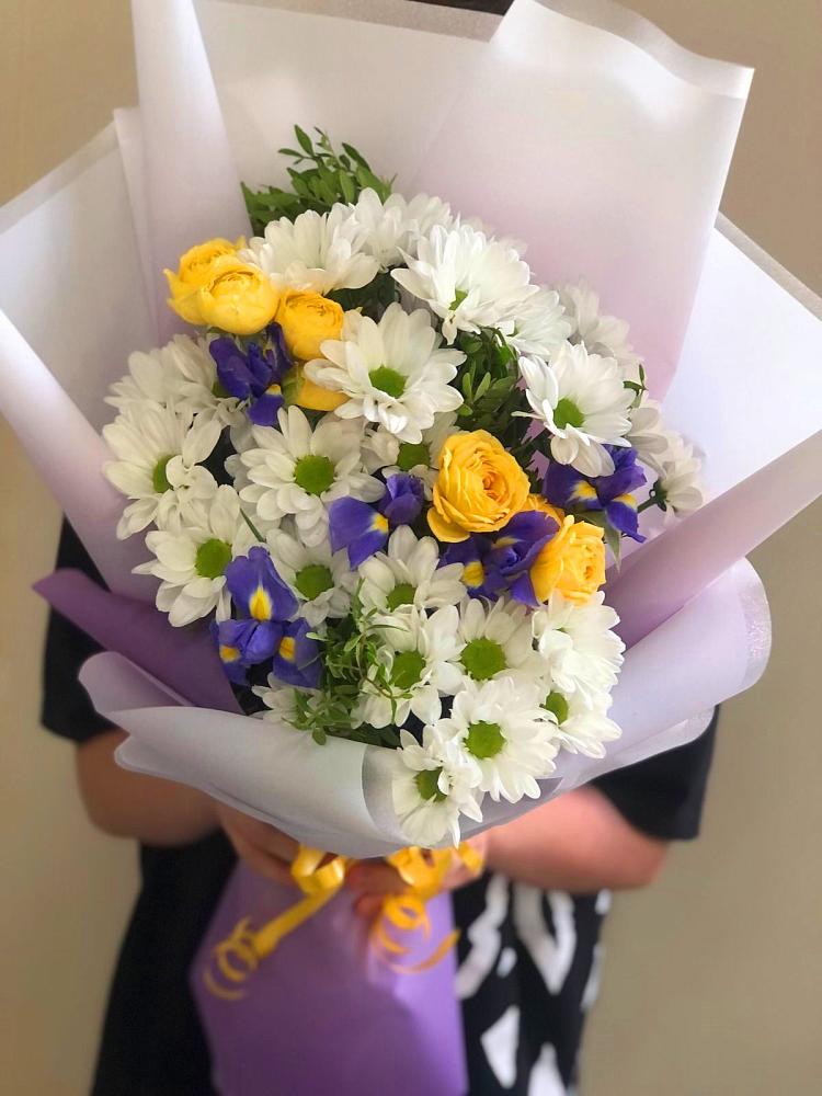 Букет цветов из: Ирисы, Хризантемы и Розы в Манаскенте