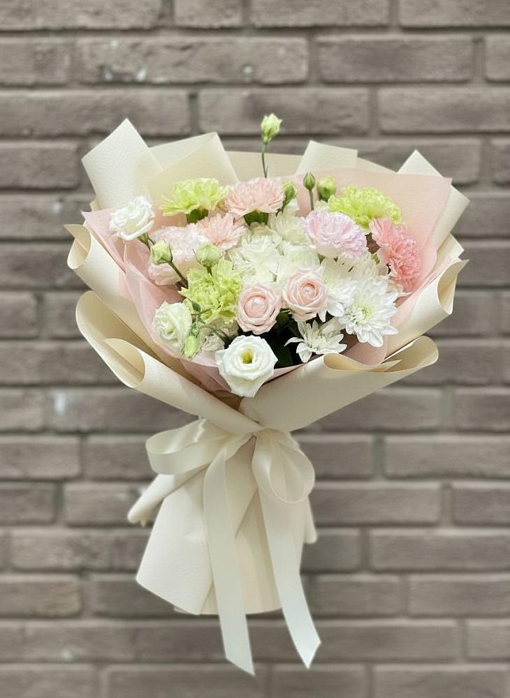 Букет цветов из: Гвоздики, Розы, Лизиантусы и Хризантемы в Манаскенте