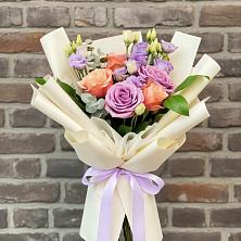 Букет цветов из:  Лизиантусы и Розы в Манаскенте