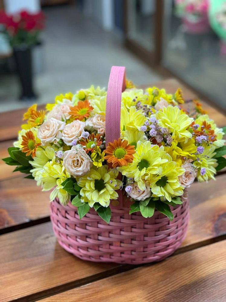 Цветочная композиция из Хризантемы и Розы в корзине в Манаскенте