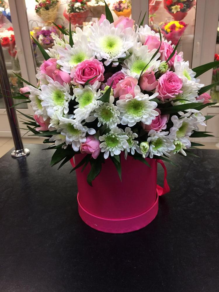 Цветочная композиция из Розы и Хризантемы в шляпной коробке в Манаскенте