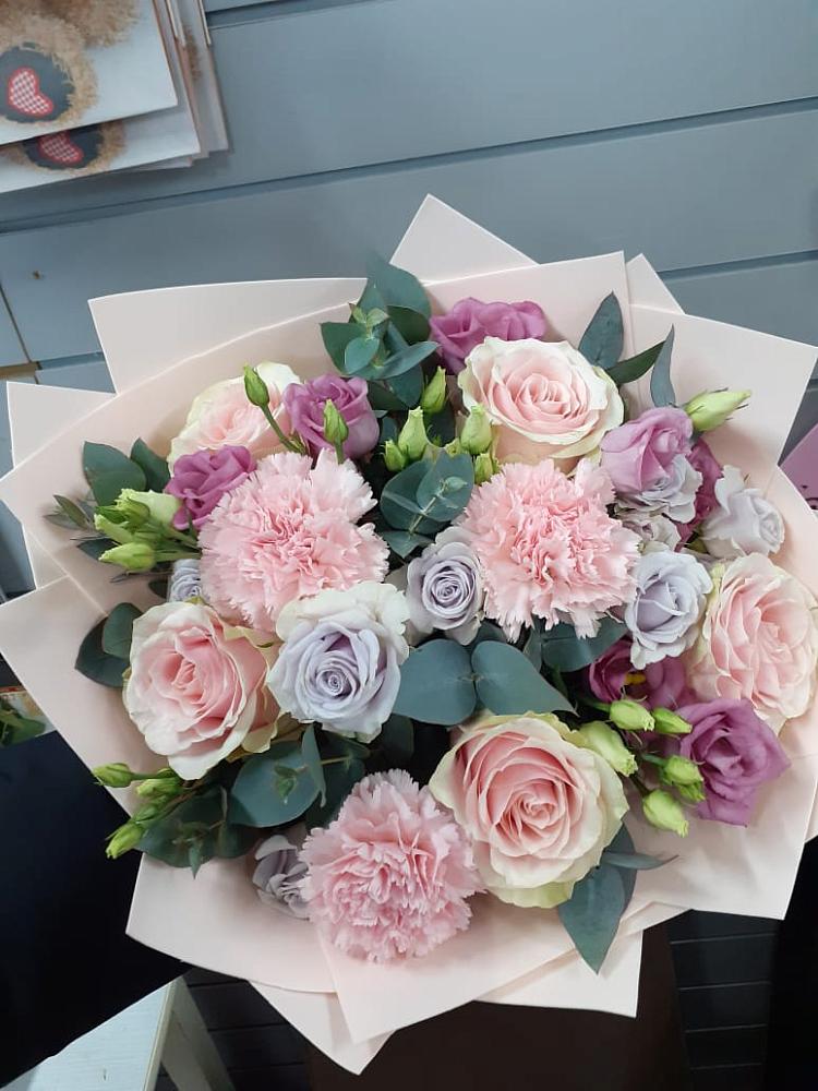 Букет цветов из: Розы, Гвоздики и Лизиантусы в Манаскенте